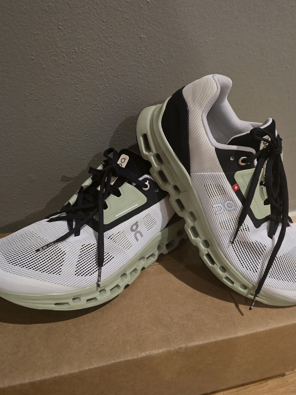 On Running Lightweight Womens Running Shoes in White and Light Green. Size 9.5